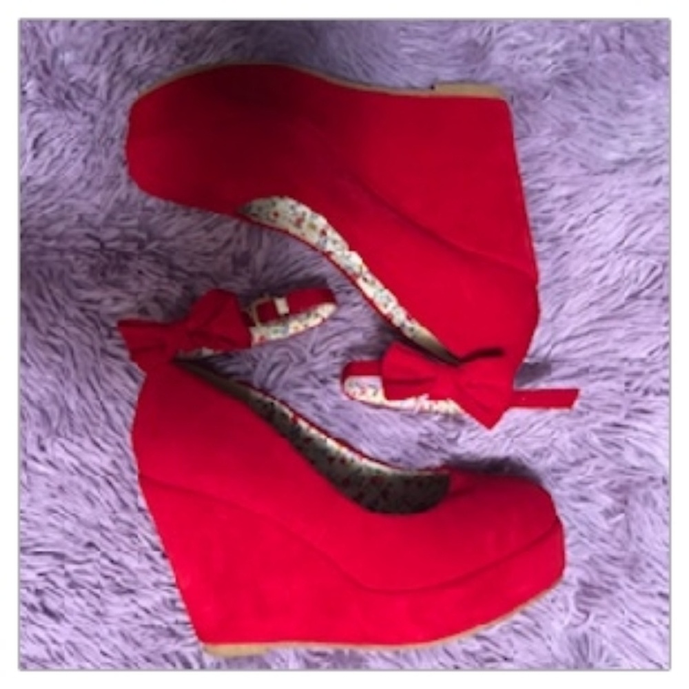 Red crushed velvet wedges with bows